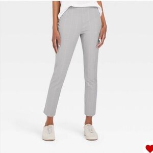 These NWT A New Day window pane design gray skinny ankle pants in size 8